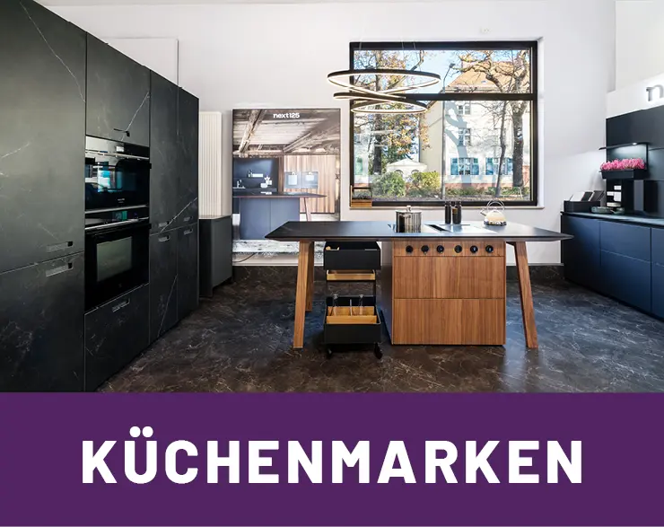 Stylische anthrazitfarbene Next125 Kueche mit hoelzerner Kuecheninsel im Kuechenhaus Gruber