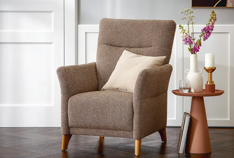 Ein Fernsehsessel im Wohnzimmer sorgt für Gemütlichkeit und Komfort. Komplettiert wird er durch den passenden Hocker.