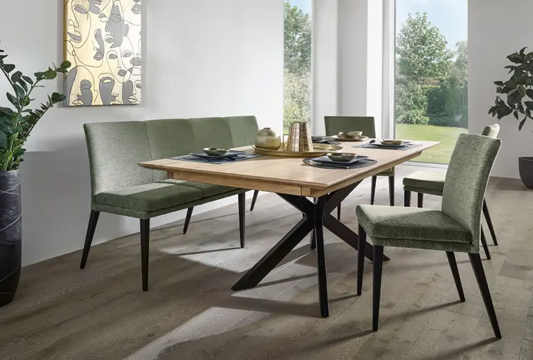 Die Sitzbank im Esszimmer sorgt für Platz und Gemütlichkeit.