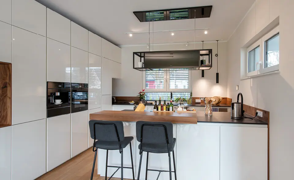 Kochinsel mit Hochstühlen