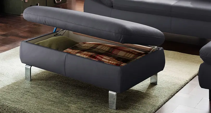 Auf die richtige Pflege kommt es beim Ledersofa sowie beim Hocker aus Echtleder an.