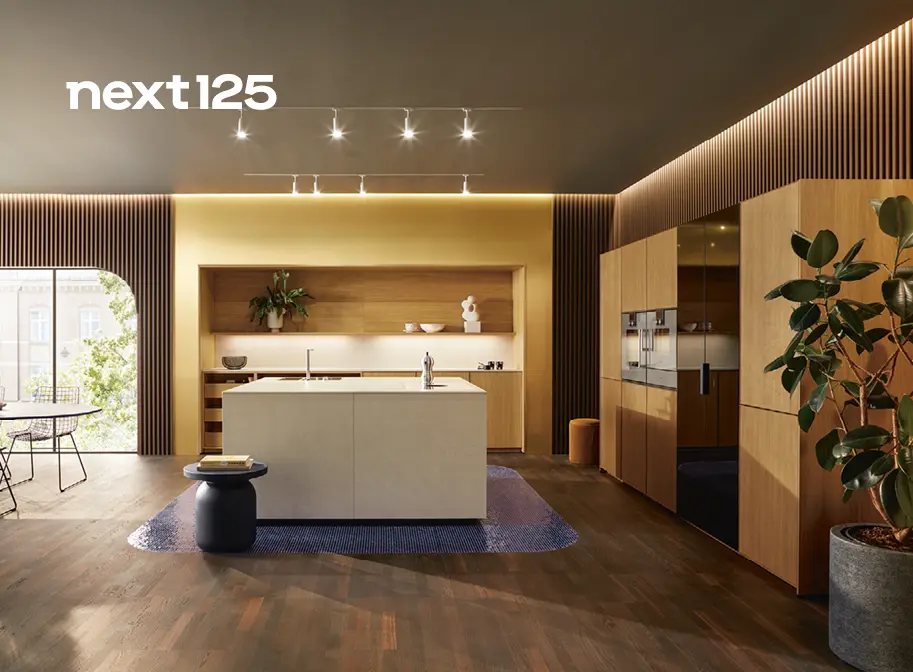 Moderne Großraumküche in Holzoptik mit weißer Kücheninsel und verspiegelten Glastüren für Schränke.&nbsp;