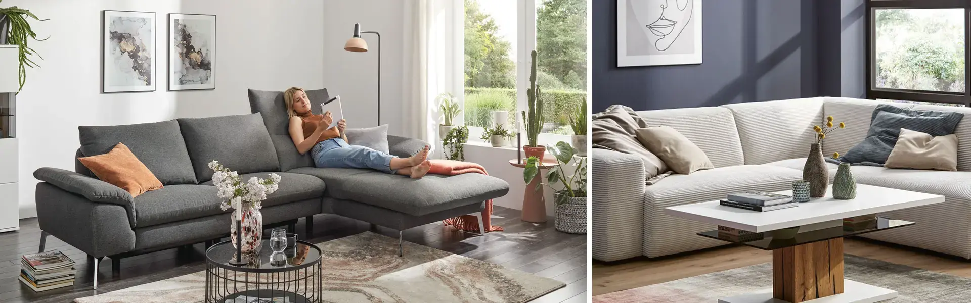 Zweiteiliges Motiv mit grauem Sofa links, darauf liegende Person mit Tablet, rechts helles Ecksofa mit Kissen vor dunkelblauer Wand und weissem Couchtisch.