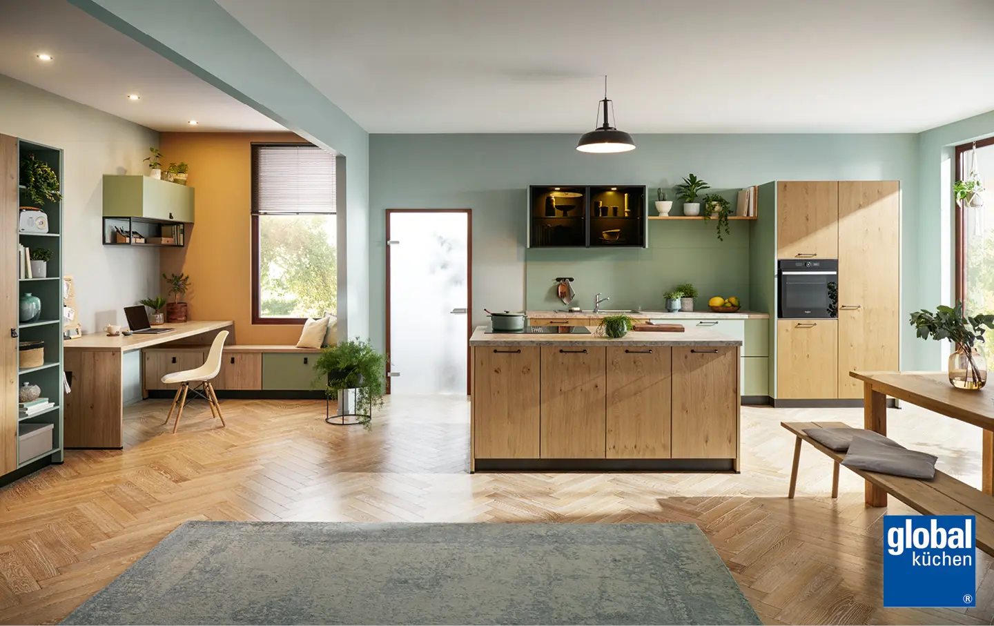 Geraeumige offene Inselkueche mit Holzfronten und Homeofficebereich