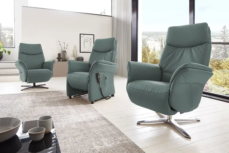 Drei blaugrüne Fernsehsessel mit unterschiedlichen Füßen nebeneinander.