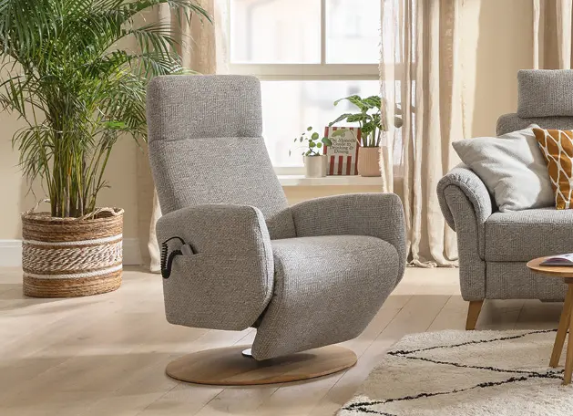 Grauer Relaxsessel mit Drehfuß im hellen Wohnzimmer