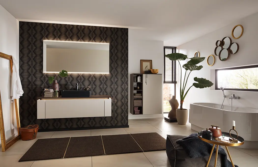 Großes modernes Badezimmer mit Waschgarnitur, Spiegel mit Lichtstreifen, einem hängenden Schrank und einer großen Badewanne