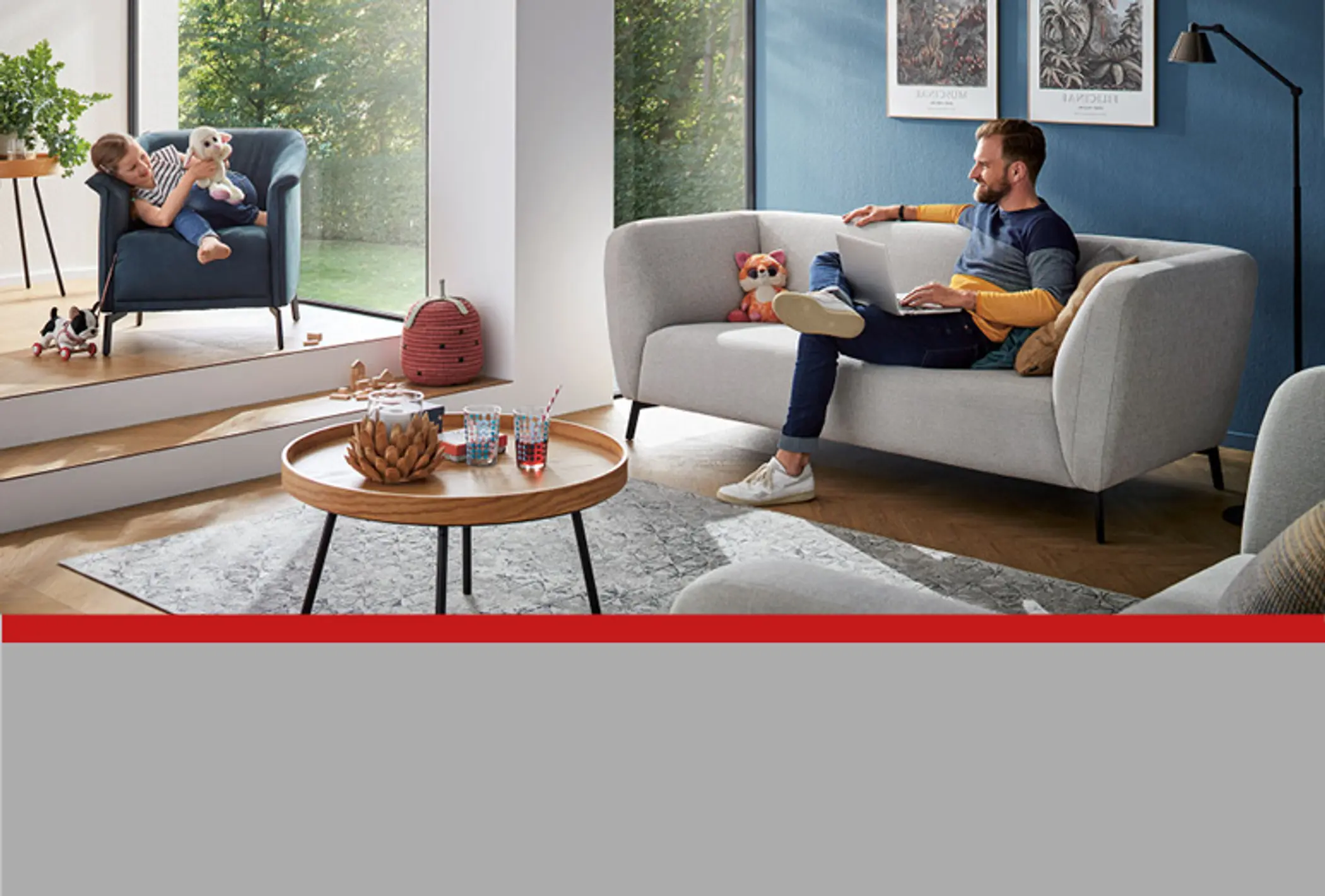 Vater und Kind auf Sessel und Sofa im Wohnzimmer