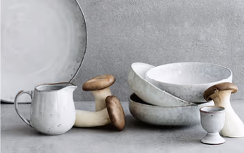 Modernes Geschirr-Set in Steinoptik mit Pilzen dekoriert