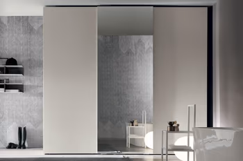 Moderner Design Schiebetürenschrank mit beigen Türen und großem Spiegel in der Mitte.