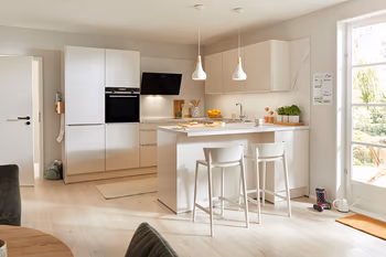 Helle Arbeitsplatte in Marmoroptik wirkt leicht und klar