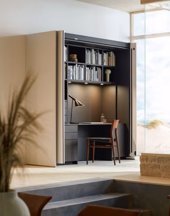 Das Pocketsystem von next125 gibt es nicht nur für die Küche, auch Büroschreibtische können so einfach versteckt werde.&nbsp;