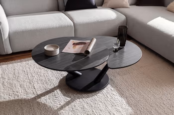 Schwarzer moderner Couchtisch mit zwei runden Tischplatten.