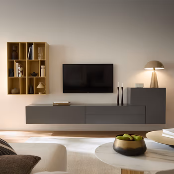 Elegantes Wohnzimmer mit Wohnwand in den Farben Grau und Gelb.