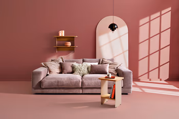 Rosa Cord Sofa in rosa Interior mit Regal und Beistelltisch 