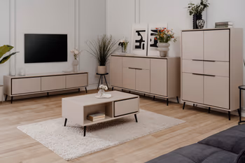 Wohnprogramm Arona von Finori – moderne sandfarbene Möbel mit schwarzen Akzenten in stilvollem Wohnzimmer.