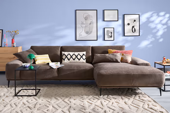 Großes braunes Ecksofa mit filigranen schwarzen Füßen im Skandi Look.