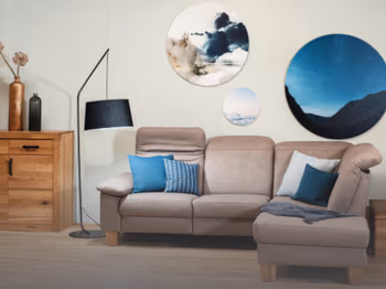 Diverse Wohnzimmermöbel mit Dekoration und Bildern an der Wand