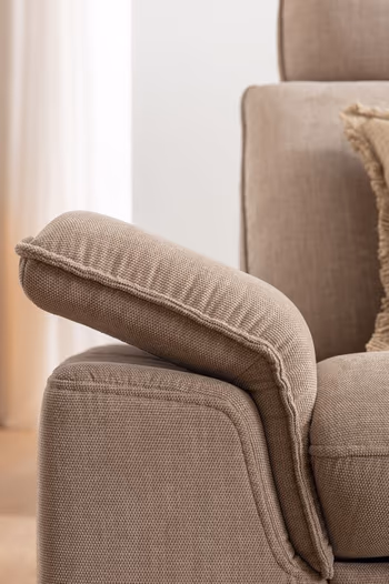 Verstellbare Armlehne eines beigen Sofas.