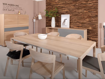 Massivholtisch mit Stühlen in der Ausstellung