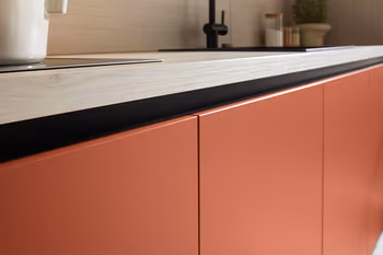 Helle Arbeitsplatte bei farbiger Front - wirkt ruhiger als gedacht