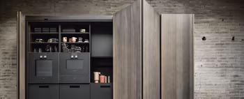 Das Pocketsystem von next125 bietet eine Küchenzeile, die man zuklappen kann, um den Raum ruhiger wirken zu lassen.&nbsp;