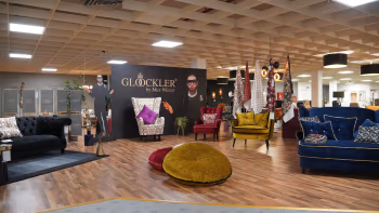 Ausstellung der exklusiven Möbelkollektion Glööckler by Max Winzer in der Wohnwelt von Harten, mit luxuriösen Sitzmöbeln und auffälligen Designs.