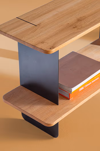 Detailaufnahme von Sideboard OLAI von RAUM.FREUNDE aus schwarzem Metall und Eiche