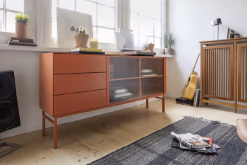raumfreunde-edge-sideboard-rot-glastuer.webp