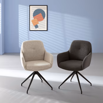 Beiger Schalenstuhl neben einem schwarzen Schalenstuhl im Skandi Look vor einer blauen Wand.