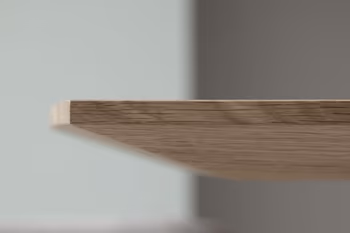 Tischkante eines Massivholzesstisches in Nahansicht.