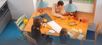 Home Story Zuhause Familie am Esstisch