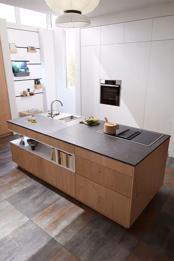 Contur Küche mit Holz und weißen Elemten.