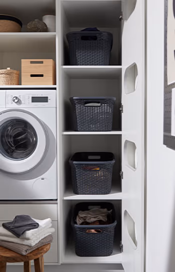 Regalfächer mit Wäschekörben im SchrankHauswirtschaftsraums.
