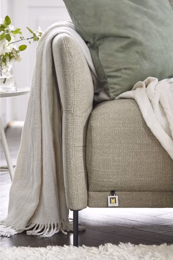 Hellgrünes Sofa mit gerader Armlehne und silbernem Fuß.