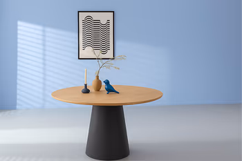 Runder Esstisch im Skandi Look in einem hellen Raum mit schwarzem Highboard..