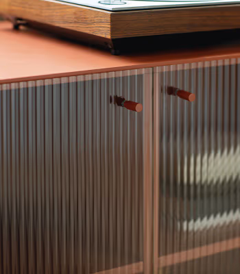 raumfreunde-edge-sideboard-rot-detail-geriffeltes-glas.webp