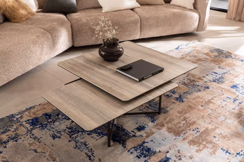 Eckiger Designer Couchtisch aus Keramik mit zwei Tischplatten, die übereinander sind und drehbar sind.