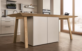 Der Kochtisch von next125. Ein Esstisch mit integrierten Küchenschubladen und Kochfeld.&nbsp;