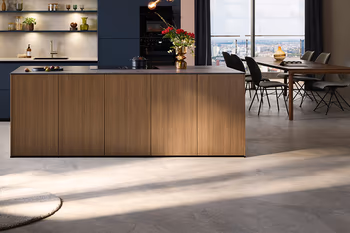 Die Wirkung von Tageslicht in einer Holzküche