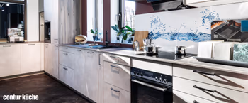 Helle Contur Winkelkueche mit Einbauofen und Dunstabzugshaube im Kuechenhaus Gruber.