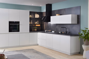 Beispielküche mit einer dunklen Kunststoffarbeitsplatte