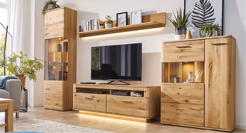 Massivholzwohnwand mit Fernseher und Highboard in gemuetlichem Wohnzimmer.