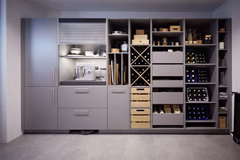 Graue Speisekammer mit Holzfront.