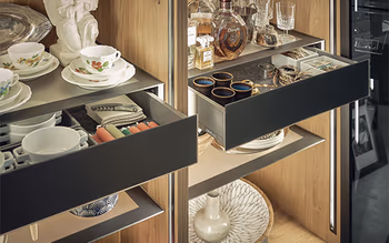 Die Vitrinen von next125 haben eingebaute Lichtleisten und Schubladen mit viel Stauraum.&nbsp;