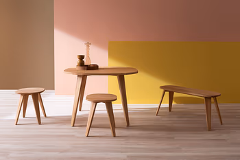 raumfreunde-signe-esstisch-hocker-bank-eiche-milieu.jpg
