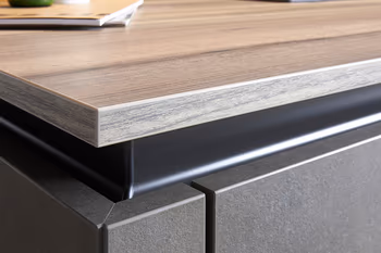 Dunkle fronten und eine helle Arbeitsplatte