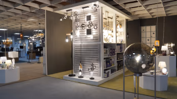 Modernes Leuchtenstudio im Möbelhaus: eine Vielfalt an stilvollen Stehlampen, Hängeleuchten und Tischlampen in einem elegant gestalteten Ausstellungsbereich.