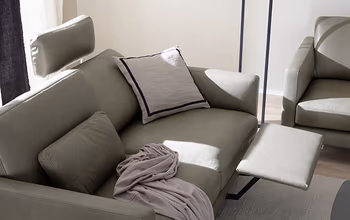 Graues Ledersofa mit Relaxfunktion.