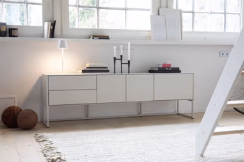 Helles, minimalistisch eingerichtetes Wohnzimmer in Weiß mit Lowboard in der Farbe Kreide.